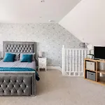 Luxury House 4 Ensuite Bedrooms, Free Parking ,Wifi